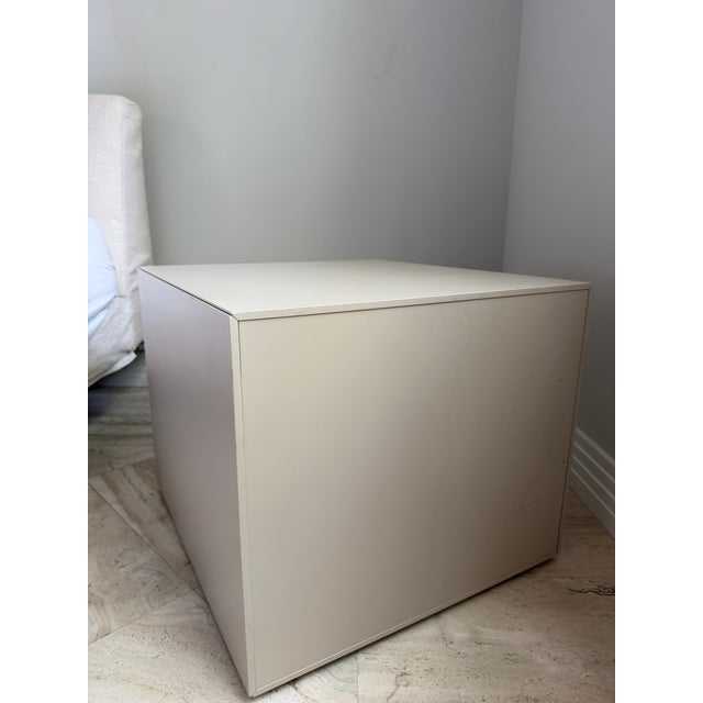 Dado B&b Italia Contemporary Bedside Table in White Gloss With Tan Satin Trim For Sale In Miami - Image 6 of 8