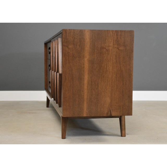 1960s Refinished Walnut Star Long 76” Dresser by Young Manufacturing For Sale In Boston - Image 6 of 11