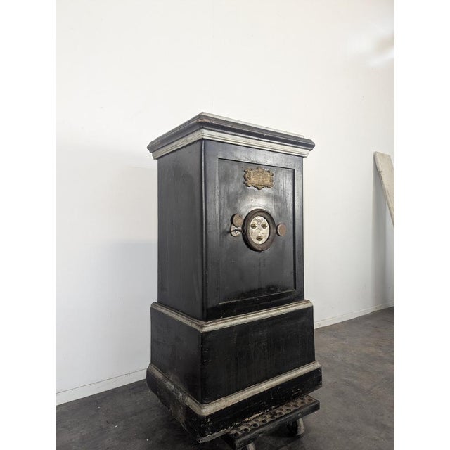 Vintage Black Bauche Safe, in Very Good conditions.