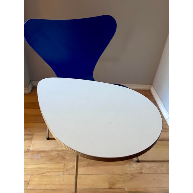 Series 7 Chair by Arne Jacobsen for Fritz Hansen With Writing Tablet For Sale In New York - Image 6 of 11