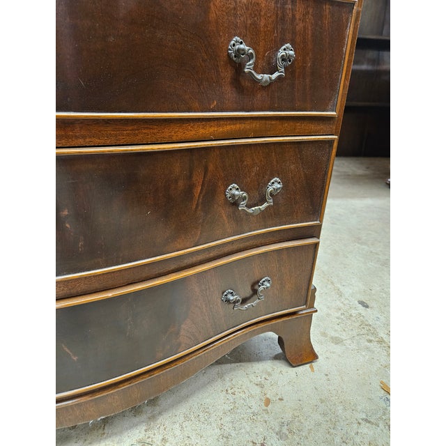 English 1970s Flame Mahogany Serpentine Front 6 Drawer Chest of Drawers For Sale - Image 3 of 8