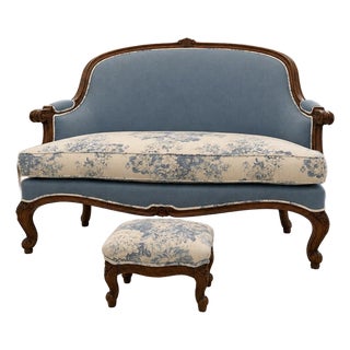 French Louis XV Style Settee & Stool – Newly Restored – Schumacher/Waverly Linen For Sale