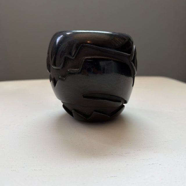 Native American Vintage Black Santa Clara Pueblo Vase Signed by Billy Cain. For Sale - Image 3 of 6