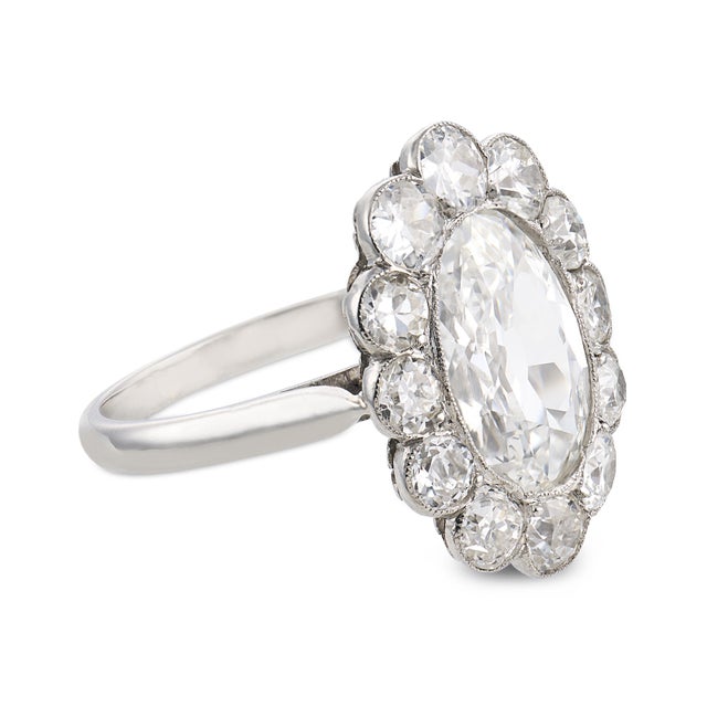 Traditional 1910s French Belle Époque Gia 2.01 Carat Old Mine Cut Diamond Platinum Cluster Ring, Size 5.5 For Sale - Image 3 of 5