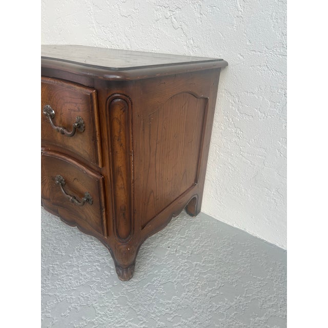 Mediterranean 1980s Henredon French Provincial Louis XV Carved Oak Nightstand For Sale - Image 3 of 8