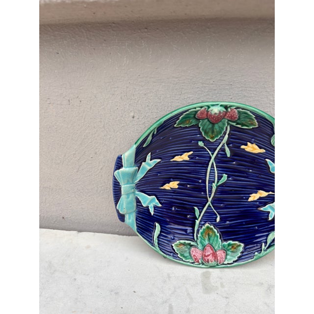 Victorian 19th Century Small Majolica Strawberries Dish Wedgwood For Sale - Image 3 of 5