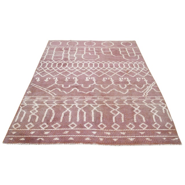 Modern hand knotted rug with natural colors, contemporary style and soft texture.