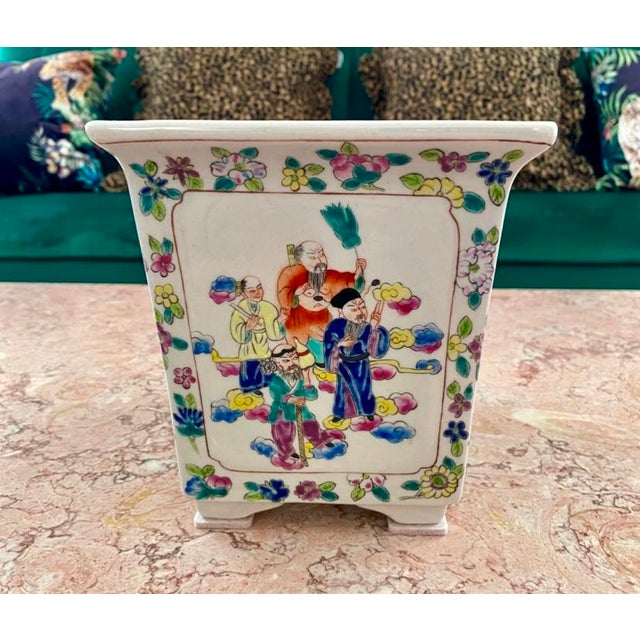 A hand painted Chinese planter in excellent condition. This has a “made in the People’s Republic of China” sticker on it....