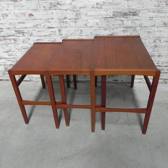 Table dimensions: 49x57x36 cm (hxwxd). 47x52x34 cm (hxwxd). 45x47x32 cm (hxwxd). Origin: England, 1960s. Material: teak.