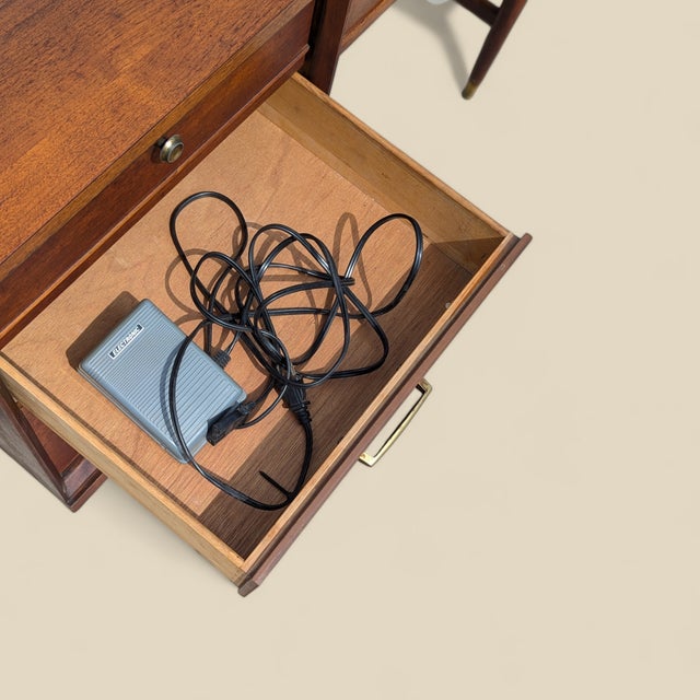 1966 Singer Slant-O-Matic 600 Sewing Machine in Mid-Century Wood Cabinet For Sale In Los Angeles - Image 6 of 18
