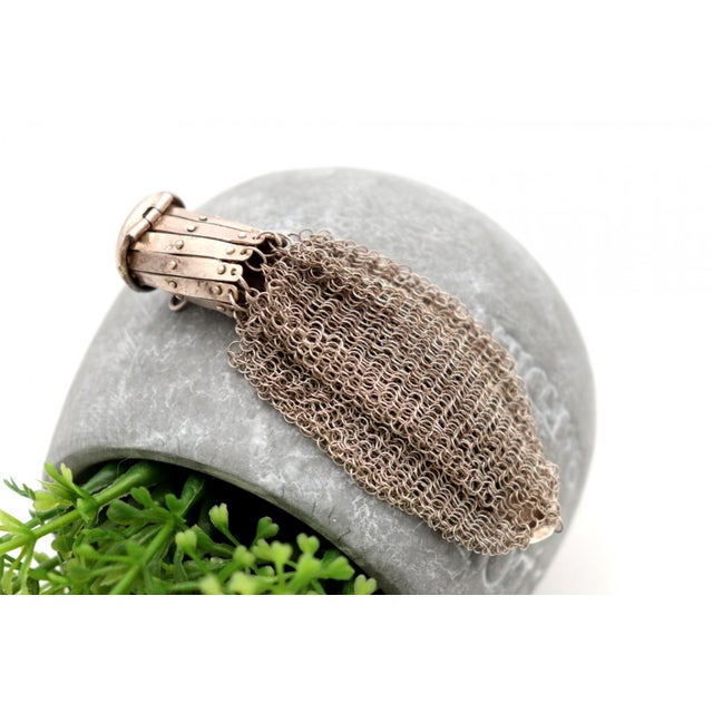 Silver Mesh Coin Purse with Smooth Lid, in Good conditions. Designed 1920 to 1949