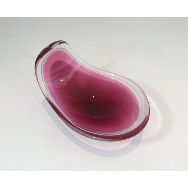 Mid-Century Modern Freeform Colored Crystal Cup, Signed, Scandinavia, circa 1970 For Sale - Image 3 of 10