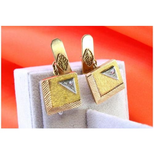Square-shaped gold cufflinks with white stones in white gold triangles. Metal: Gold. Origin: Portuguese. Brand: Dragão....