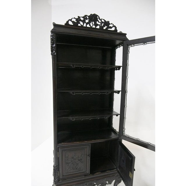 Gorgeous antique showcase of fine French manufacture, created for English colonists, belonging to the 1800s. This stunning...