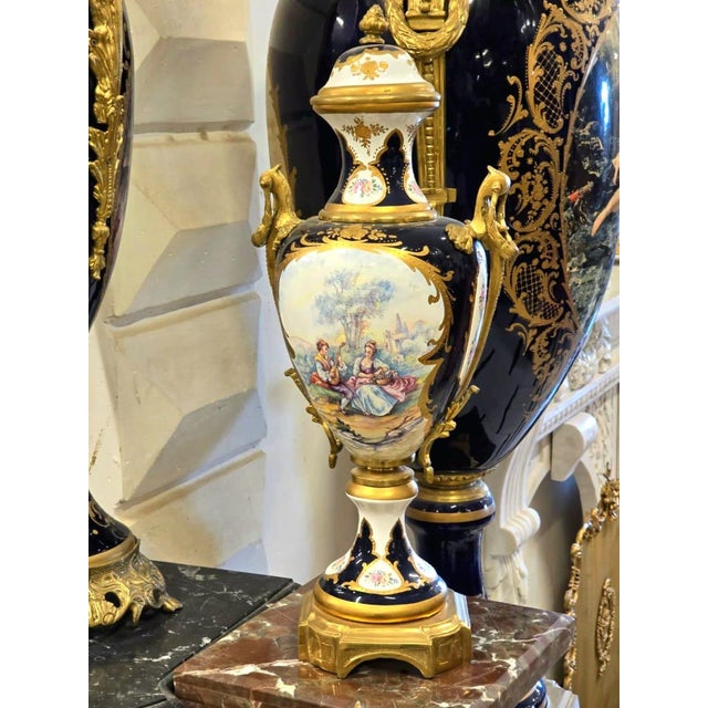 French French Louis XVI Porcelain Vase With Romantic Artwork, Hand-Finished Gold Leaf & Bronze Base For Sale - Image 3 of 3