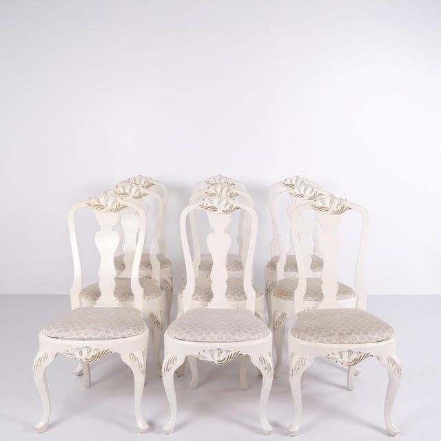 Antique dining chairs in neo rococo style from the 1920s. Set of 6 white painted chairs with decorative details. — Style:...
