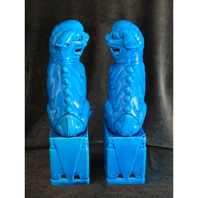 Chinoiserie Mid-Century Vintage Turquoise Blue Foo Dogs. Matching Pair For Sale - Image 3 of 12