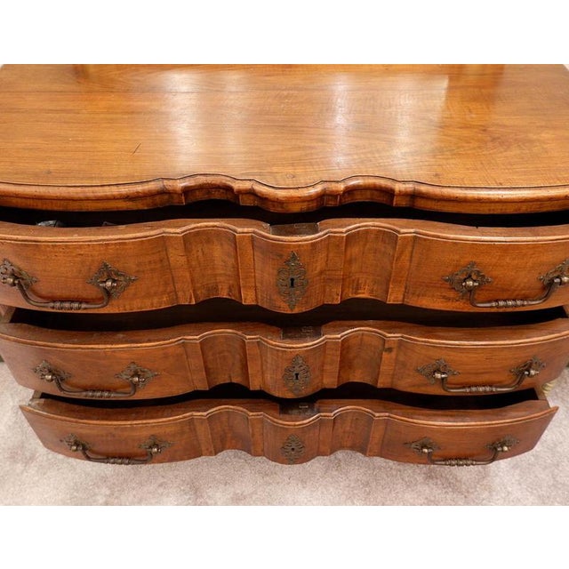 18th Century French Crossbow Front Chest of Drawers in Walnut For Sale - Image 5 of 15