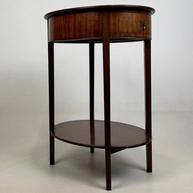 Antique English Edwardian Oval Side Table in Mahogany For Sale - Image 5 of 13