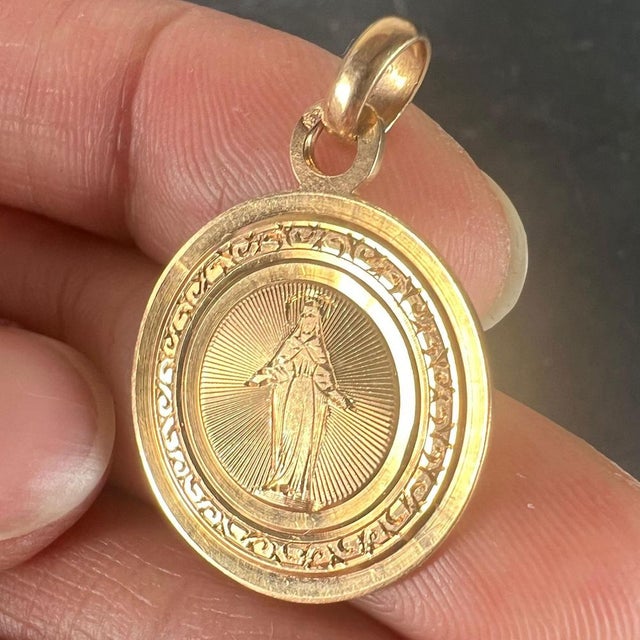Antique French Engraved Virgin Mary 18 Karat Rose Gold Religious Medal Pendant, 1890s For Sale - Image 6 of 17