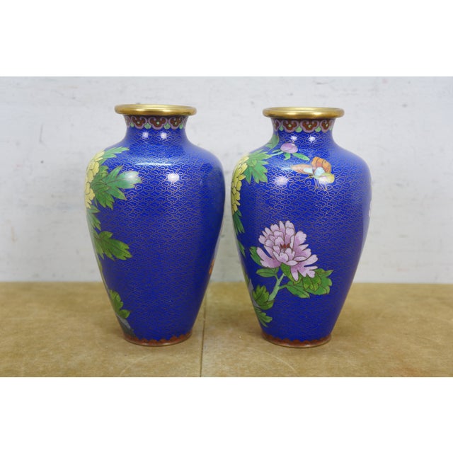 Early 20th Century Pair of Chinese Cloisonne Cobalt Blue Floral Peonies Butterfly Vases Urns 7" For Sale - Image 6 of 13