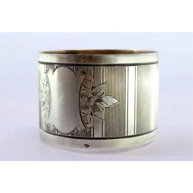 Silver Napkin Ring with Top Guilloche Bands and Floral Motifs Surrounding Monogram Card, in Good conditions.
