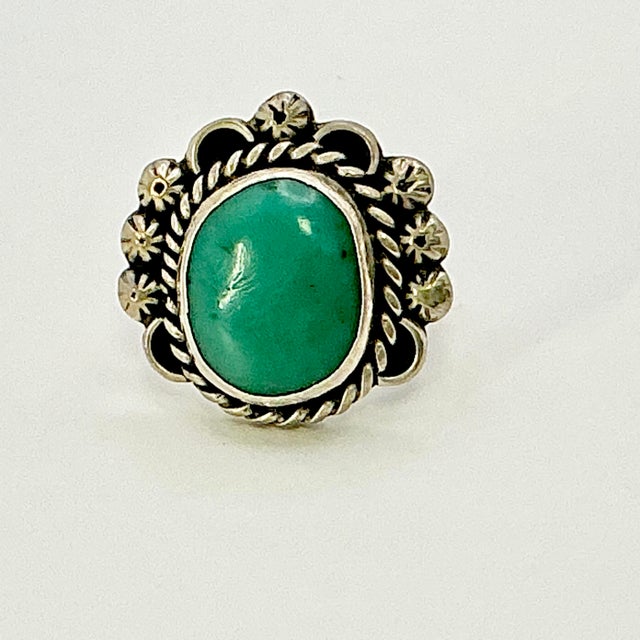 Teal 1970s Vintage Southwestern Navajo Boho Chic Sterling & Turquoise Cocktail Ring - Size 7.25 For Sale - Image 8 of 14