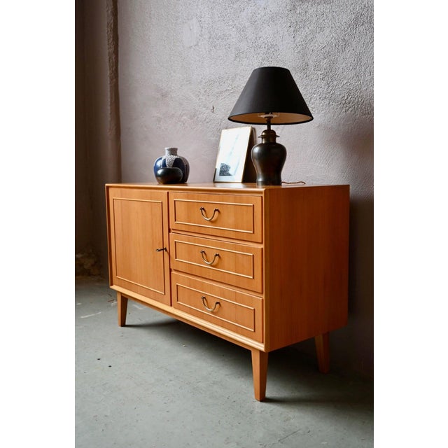 Mirko: a charming little sideboard straight out of the 1960s, with that touch of Scandinavian design that gives it its...