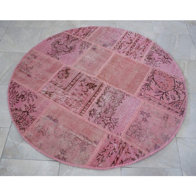 The Pink Way Turkish Round Rug Hand Knotted Handstitched Living Room Entry Decor - 4'11" Diameter For Sale - Image 11 of 13