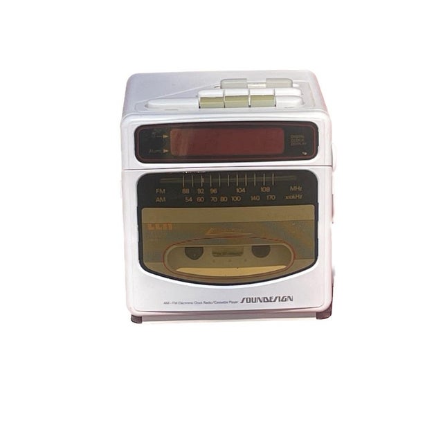 Design & Aesthetic: This vintage 1980s Soundesign alarm clock radio features a striking, minimalist white "cube"...