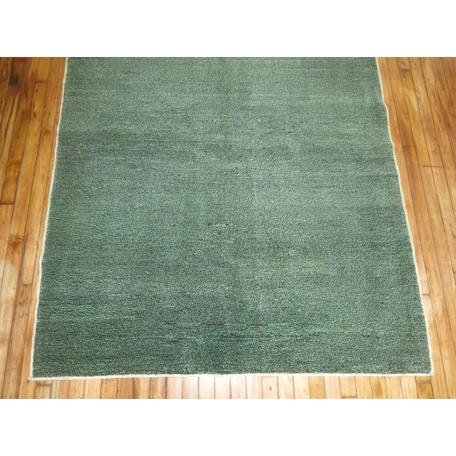 Mid 20th Century Emerald Green Vintage Modernist Minimalist Turkish Anatolian Carpet For Sale - Image 5 of 6