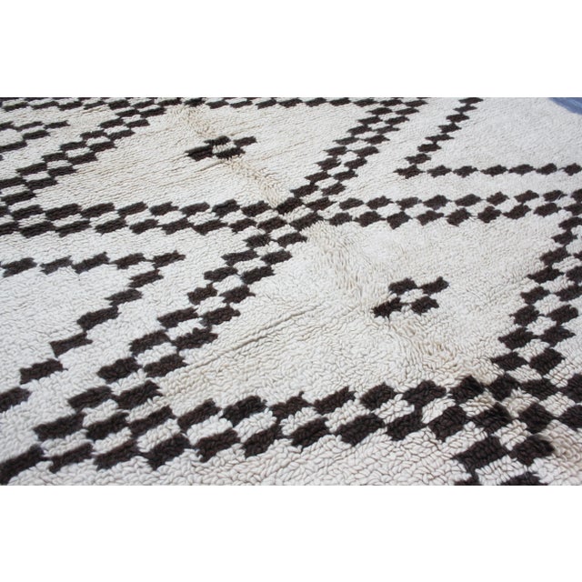Moroccan Mid 20th Century Vintage Moroccan Rug - 8'5'' X 6'3'' For Sale - Image 3 of 9