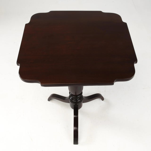 A high quality solid mahogany tilt top side table. It has a tilt top made from one board with a very nice birdcage...
