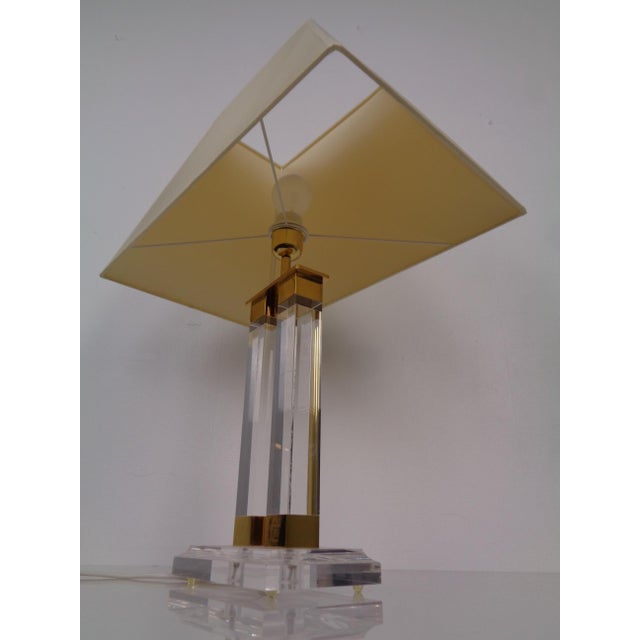 1970s Hollywood Regency Acrylic Glass & Brass Table Lamp, Italy, 1970s For Sale - Image 5 of 16
