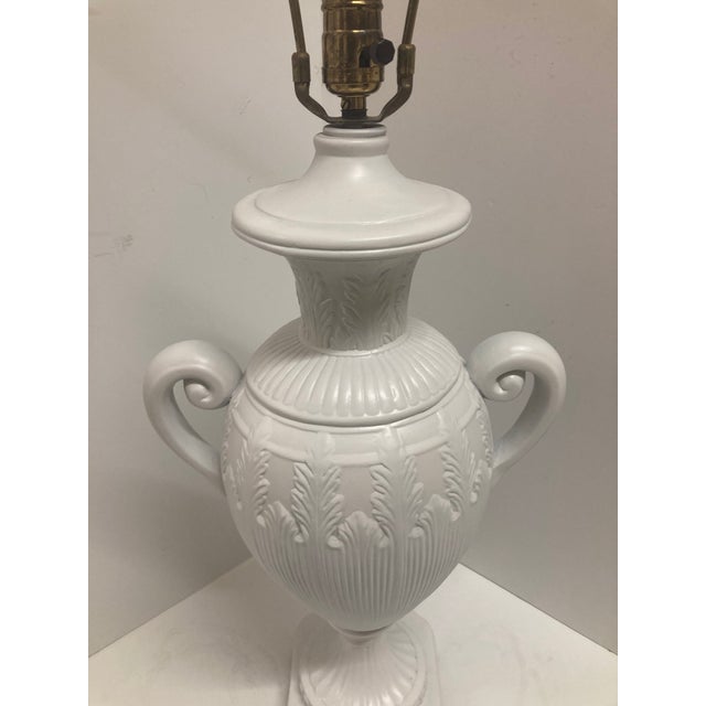White Hollywood Regency Ceramic Urn Table Lamp in Fresh White Lacquered Finish For Sale - Image 8 of 11