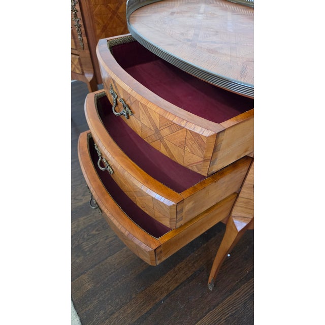 Late 20th Century Italian Louis XV–Style Parquetry Three-Drawer Nightstands by Fratelli Romanò — A Pair For Sale - Image 13 of 18