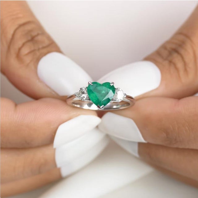 Emerald Natural 1.83 cts emerald & 0.46 cts diamond ring in 18k gold For Sale - Image 8 of 18