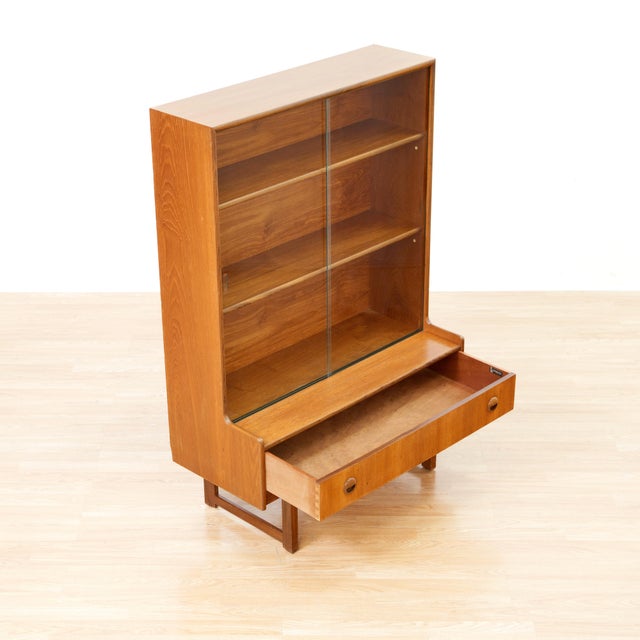 Mid Century Teak China Display Cabinet by Turnidge of London For Sale In Los Angeles - Image 6 of 10