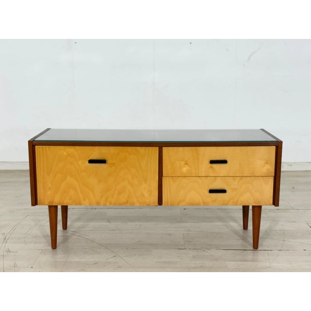 Stylish Chest of Drawers with Practical Layout – A Touch of Warmth for Your Home. This beautiful chest of drawers...