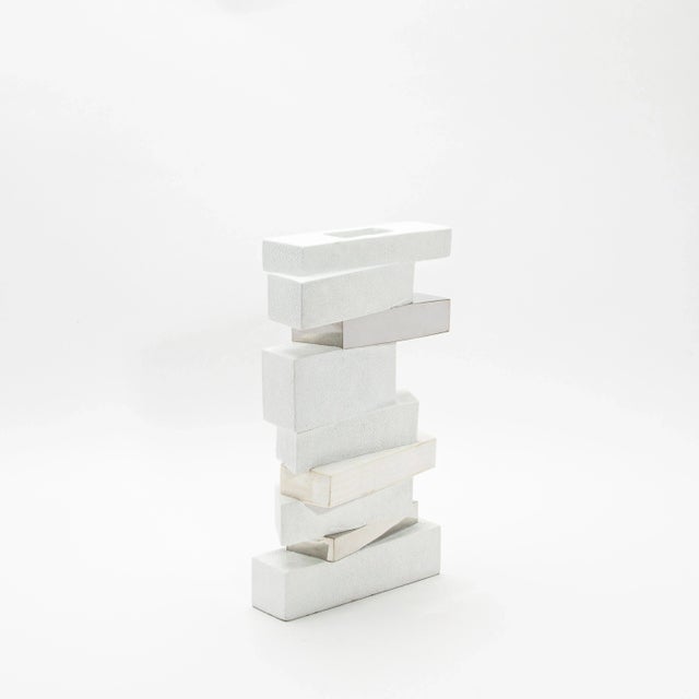 The "Vase Bullion Confection" by Kifu Paris is a striking modern piece that effortlessly blends texture and elegance....