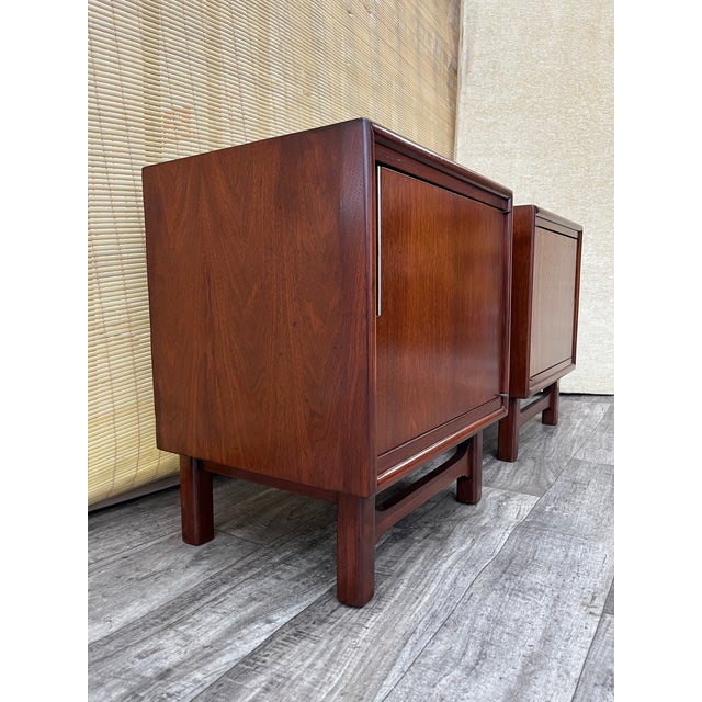 A Pair of Refinished Mid Century Modern Nightstands by Cavalier Furniture. Circa 1960s. For Sale - Image 9 of 18