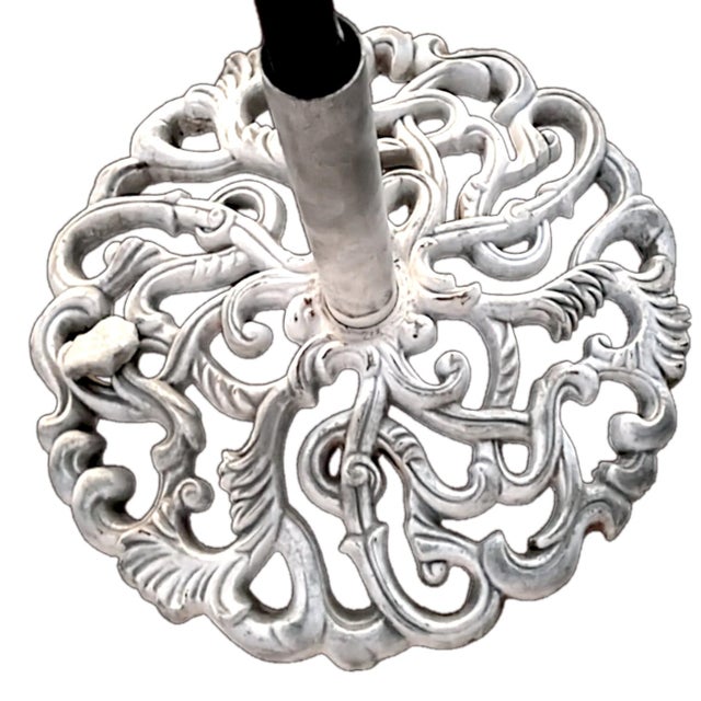 1950s White Cast Iron Outdoor Patio Umbrella Stand With a Distinctive Scrolling Vine Design For Sale - Image 4 of 4