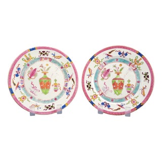 Late Victorian / Edwardian Decorative Plates with Red Vase Decor from Minton, Set of 2 For Sale