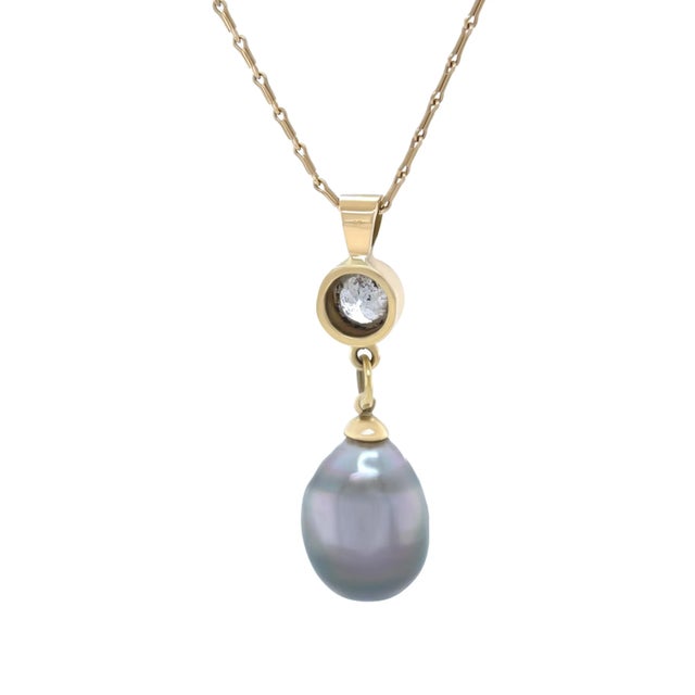 2020s 18ct Yellow Gold Baroque Black Cultured Pearl and Diamond Drop Pendant Necklace 1.02ct For Sale - Image 5 of 6
