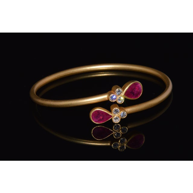 Certified Natural 3.47cts vs F Diamond Ruby 18k Solid Gold Stacking Bypass Bangle Bracelet For Sale - Image 10 of 12