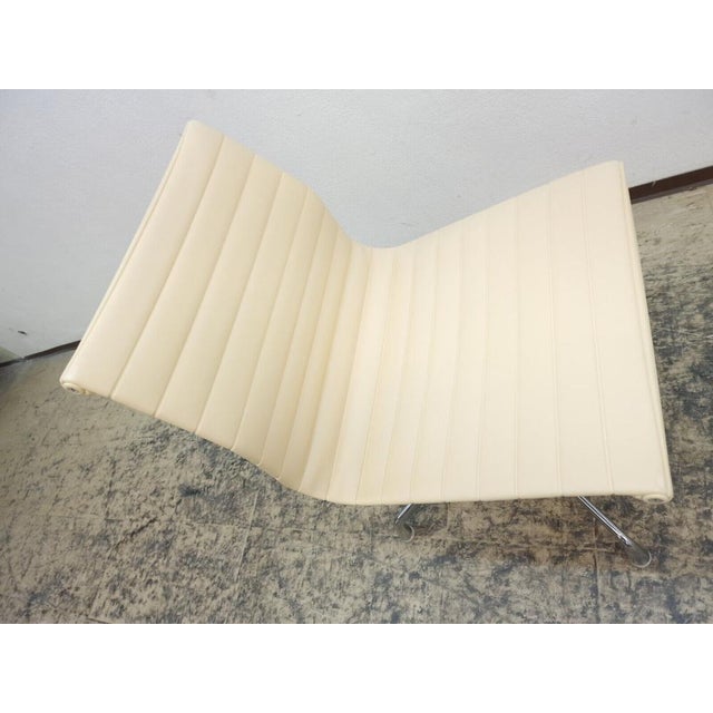 Modern EA 105 Chair in Leather by Charles & Ray Eames for Vitra For Sale - Image 3 of 13