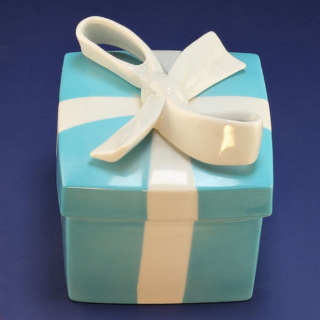 Tiffany and Co. Mid 20th Century Tiffany & Co Iconic Blue Ceramic Gift Box For Sale - Image 4 of 8