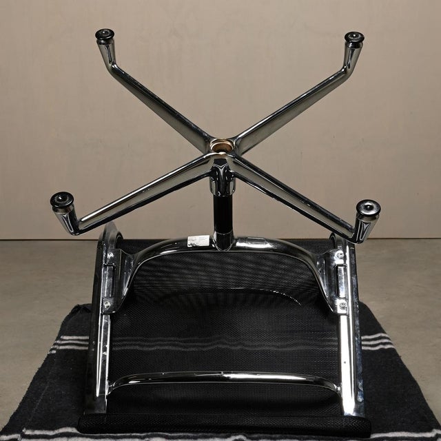 Eames Aluminum Group EA106 Dining Chairs in Black Netweave Mesh by Charles and Ray Eames for Vitra, 2010 For Sale - Image 18 of 18