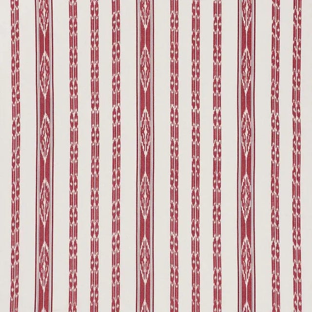 Rendered in 100% cotton, this simple Ikat can be the star or the supporting actor. You'll find yourself turning to it...