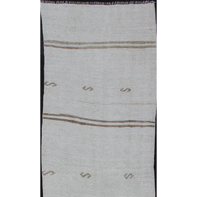 Mid 20th Century Vintage Turkish Flat-Weave Runner With Modern Stripe Design in White Color For Sale In Atlanta - Image 6 of 8